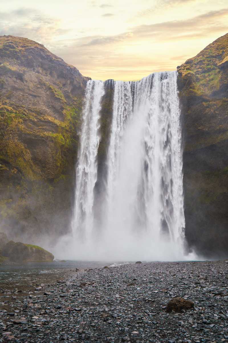 Chute d’eau dans un paysage naturel lors d’un voyage