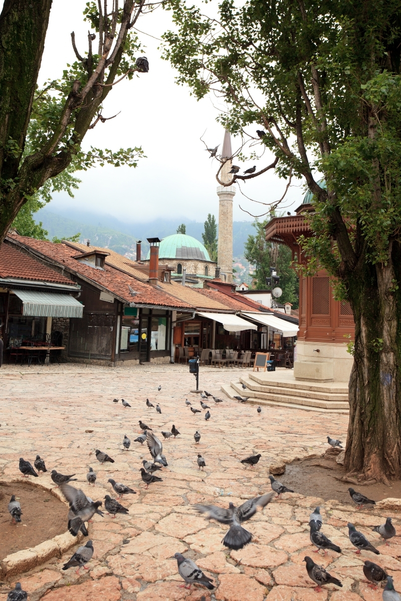 Vieille ville dans les Balkans avec architecture traditionnelle