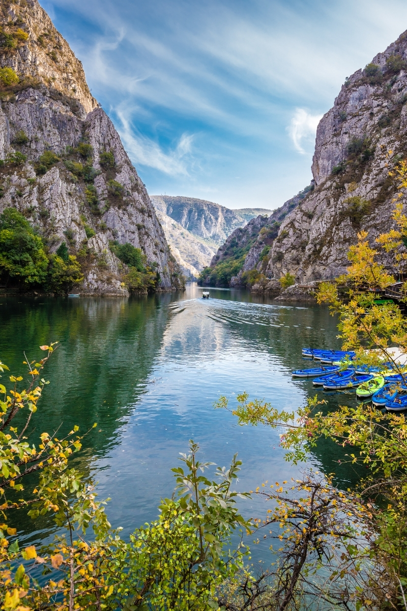 Paysage naturel dans les Balkans avec lac ou montagne